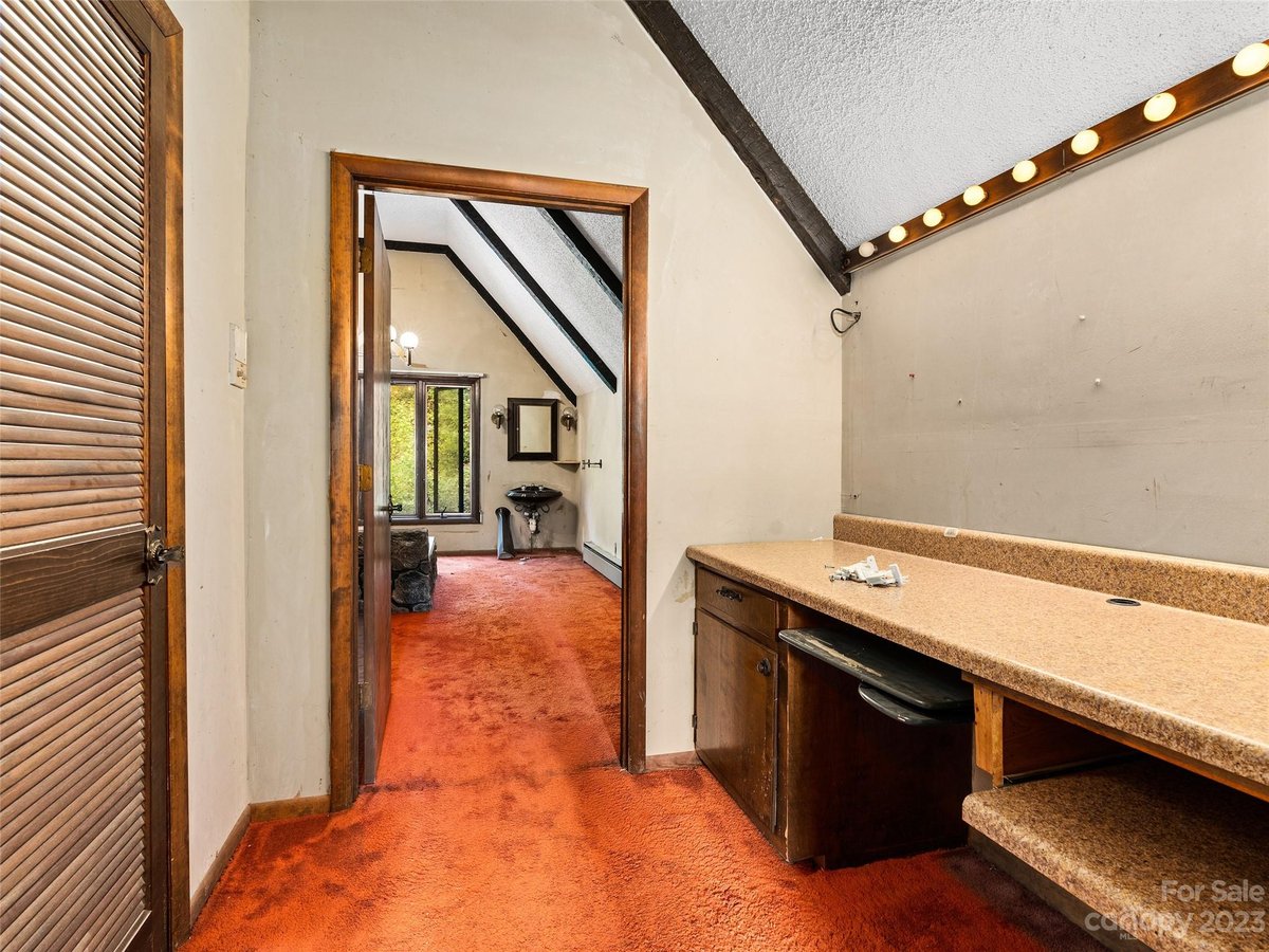 18330 GREAT SMOKY MOUNTAIN EXPRESSWAY, WAYNESVILLE, NC 28786 Smoky