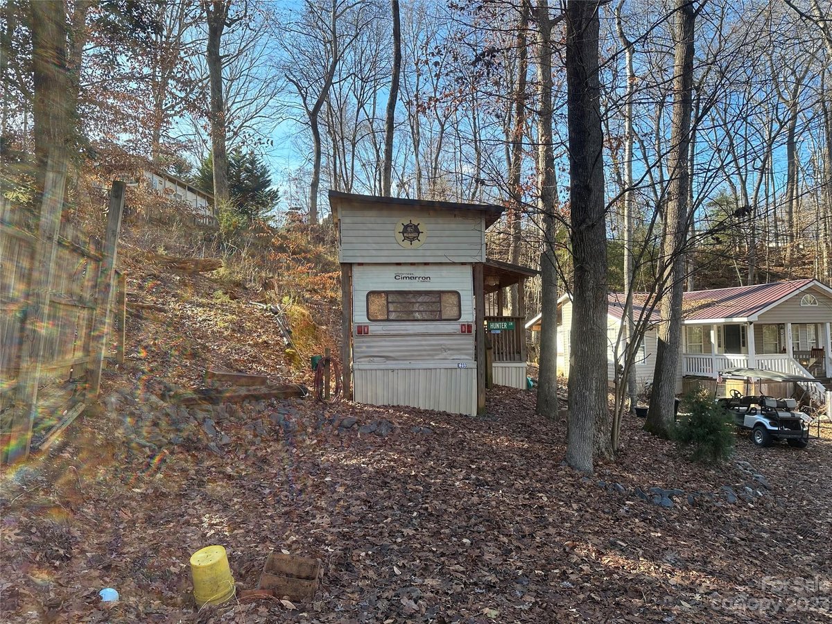 111 INDIAN HARBOR CIRCLE, MOUNT GILEAD, NC 27306 Twin Harbor Happy Place