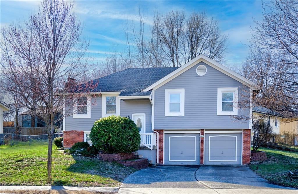 607 NE Karapat Drive, Kansas City, MO 64155 photo