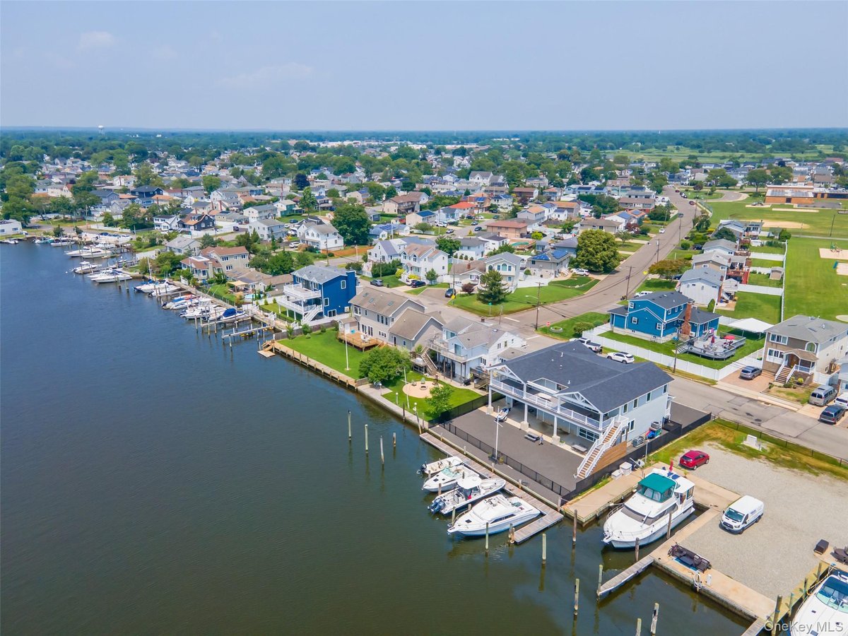390 E Shore Road, Lindenhurst, NY 11757