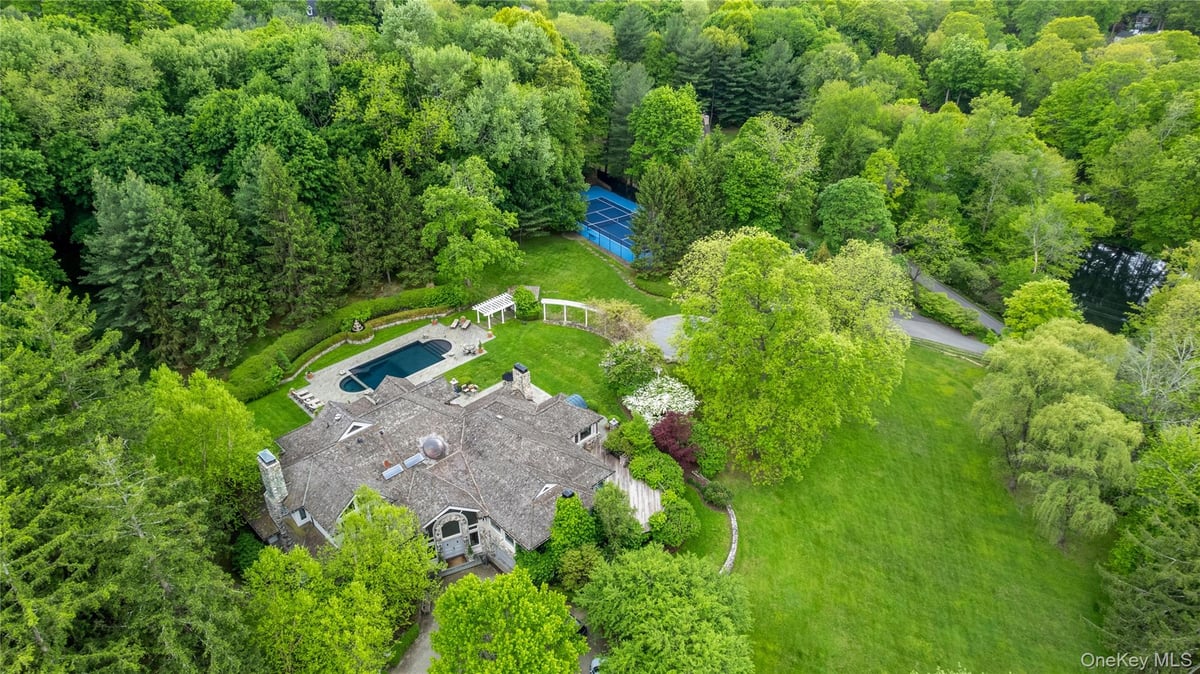 150 Old Farm Road N, Chappaqua, NY 10514