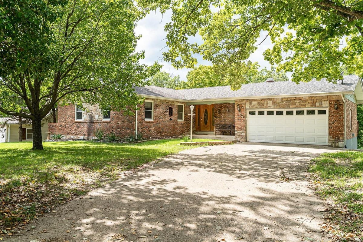 176 S KINGS ROAD, LAKE SHERWOOD, MO 63357 Suzanne