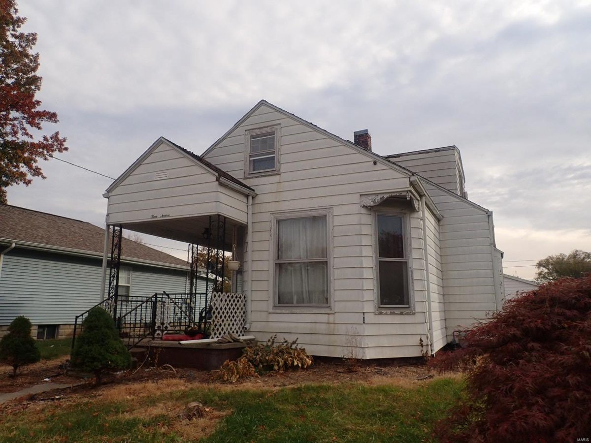 912 W ENGLAND STREET, TAYLORVILLE, IL 62568 Kent Aumann