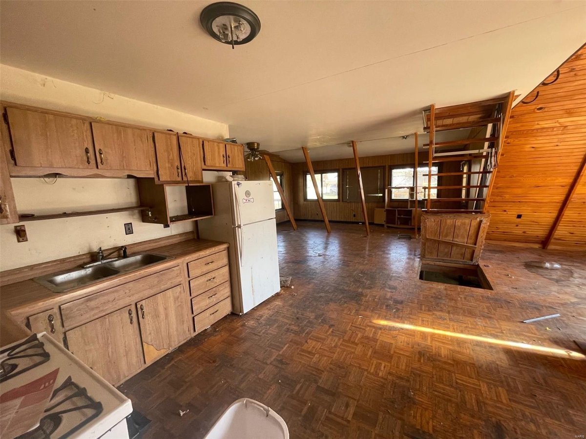 47 HERREN, ELLSINORE, MO 63937