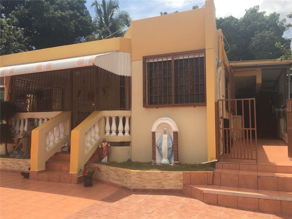 94 ARTURO LLUBERAS, YAUCO, PR 00698 Centro Casas