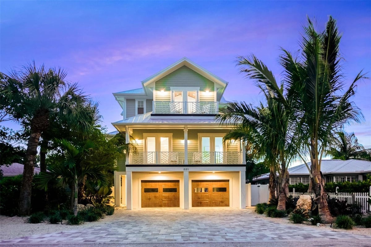 221 GRANT DRIVE