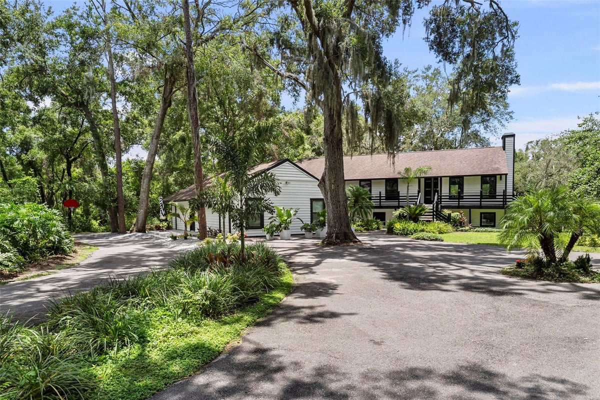 900 OAK HOLLOW PLACE