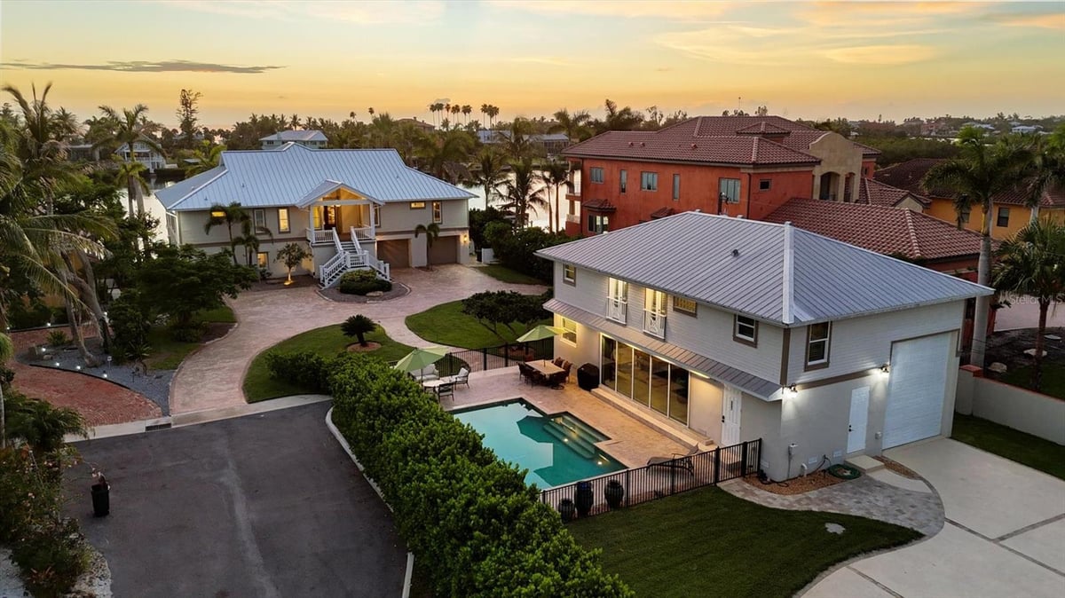 559 BOB HOPE DRIVE