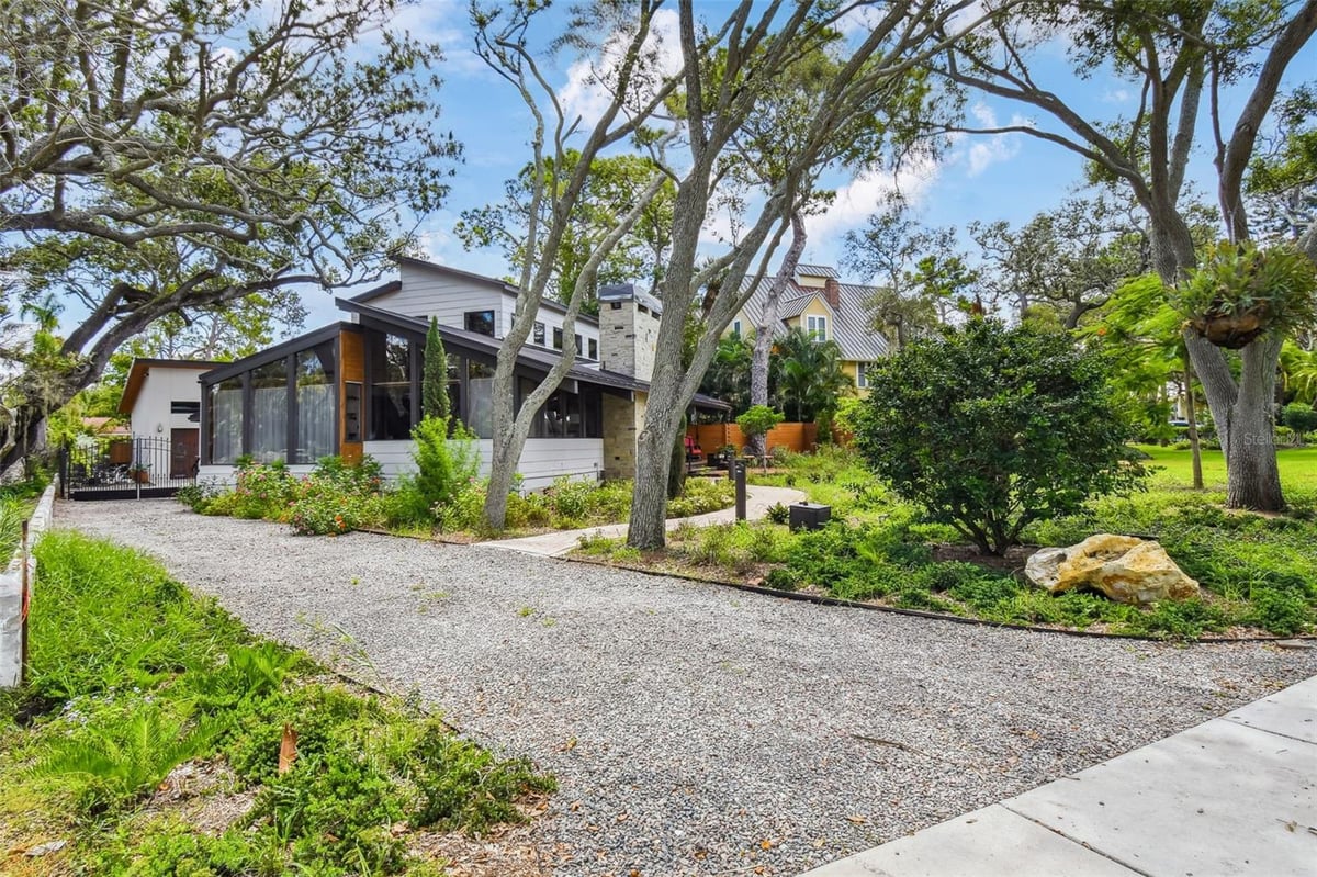 961 VICTORIA DRIVE
