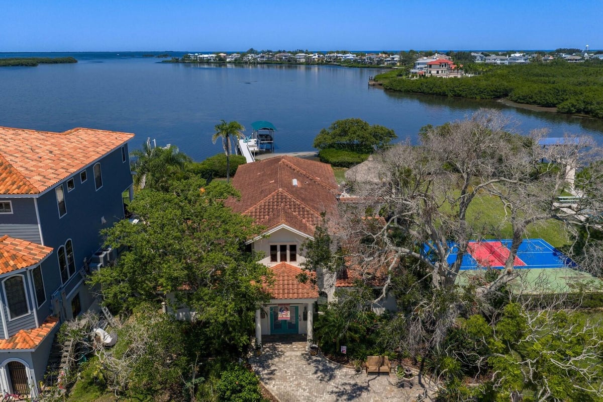 1632 SEA BREEZE DRIVE