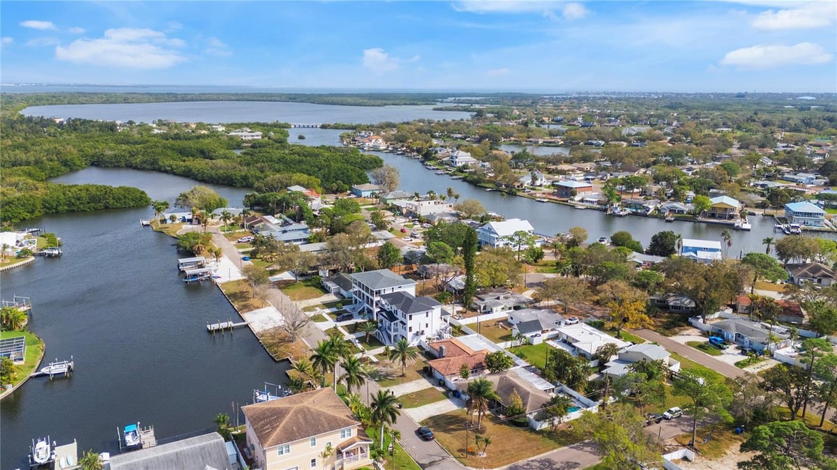 220 90TH AVENUE NE, ST PETERSBURG, FL 33702