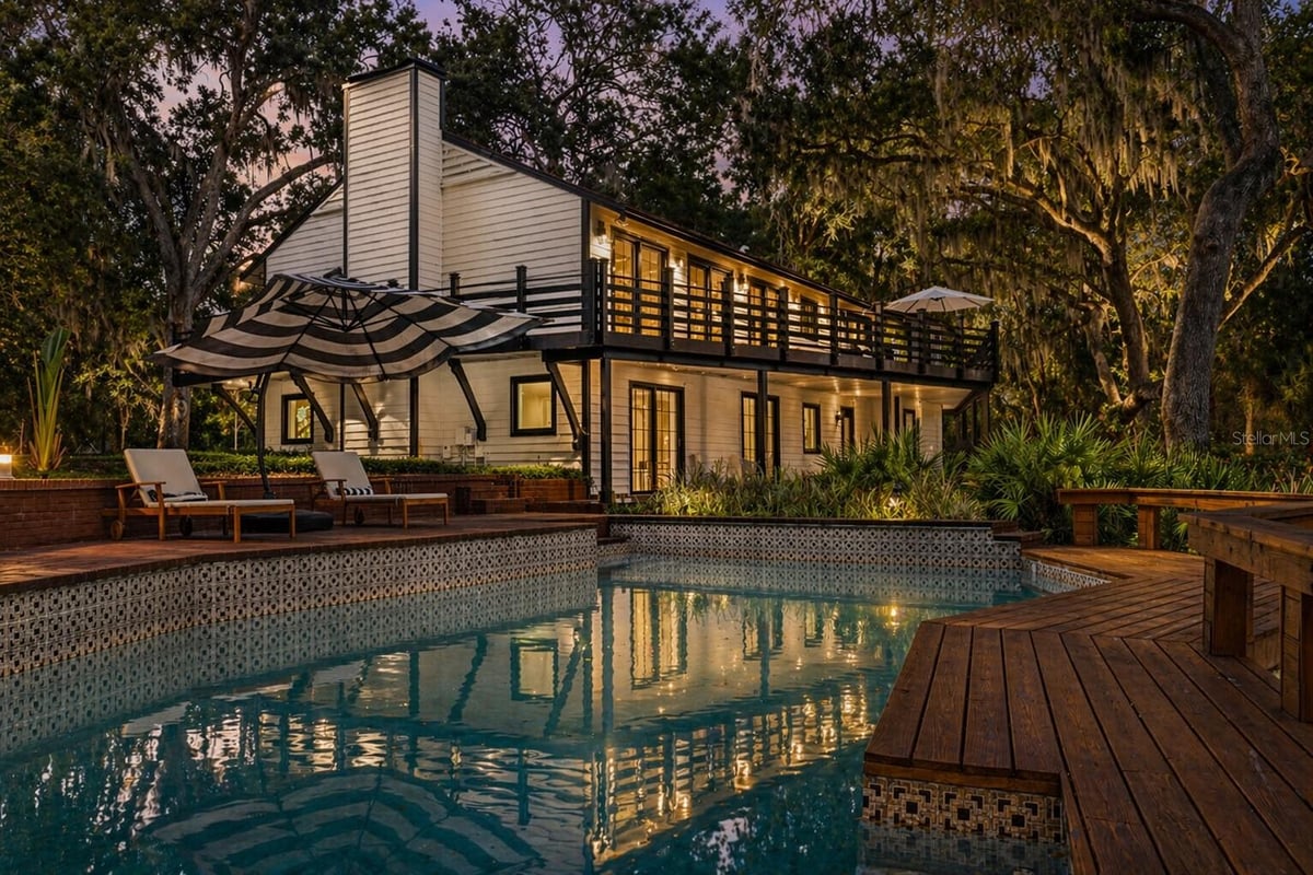900 OAK HOLLOW PLACE