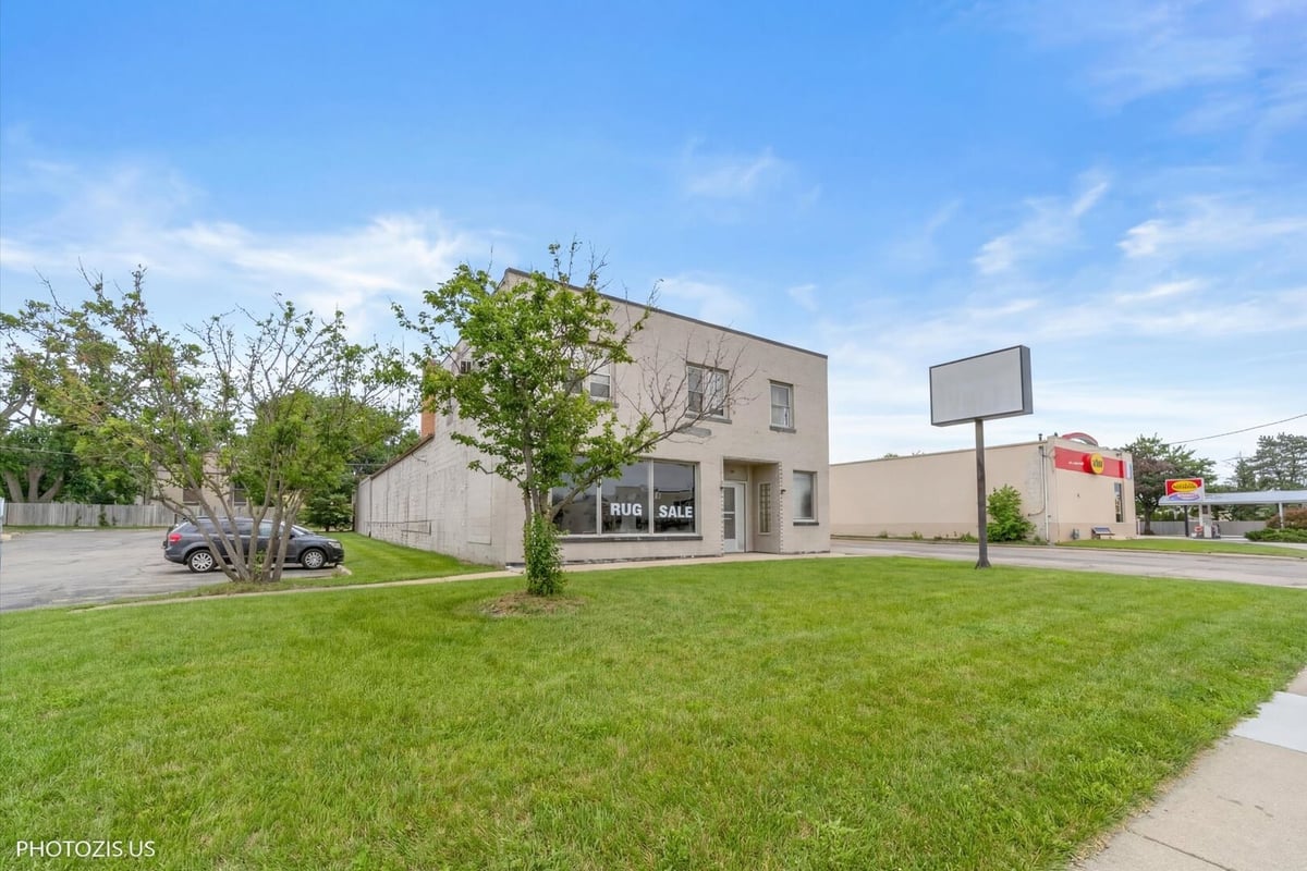 122 W Northwest Highway, Barrington, IL 60010