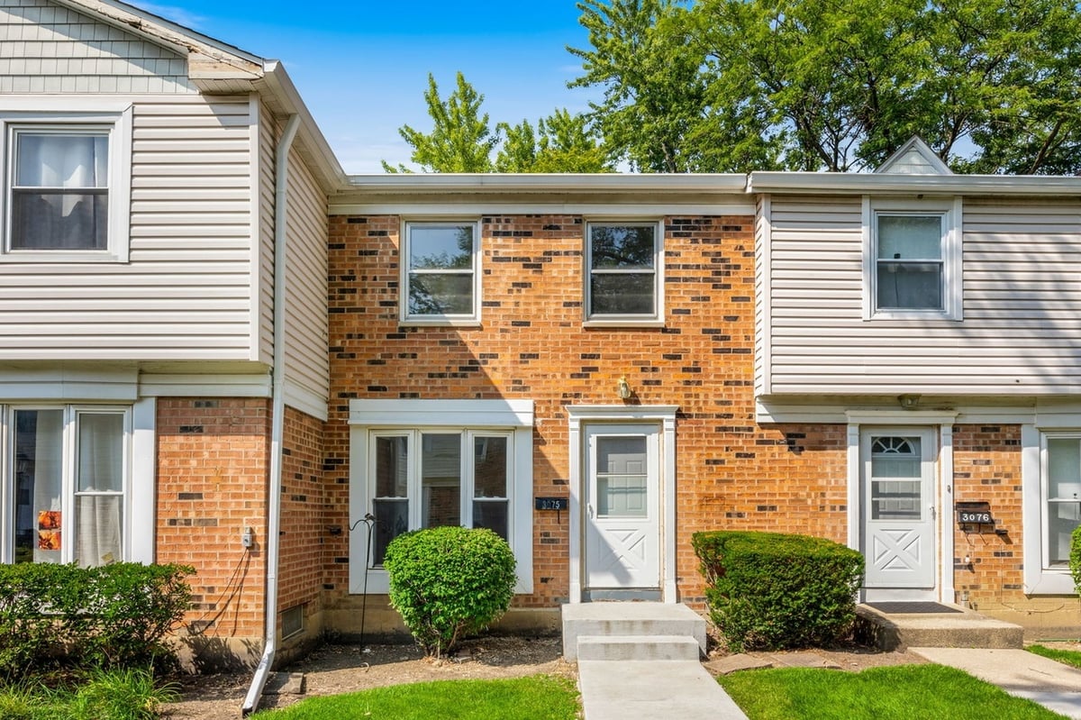 3075 Kingston Court, Streamwood, IL 60107