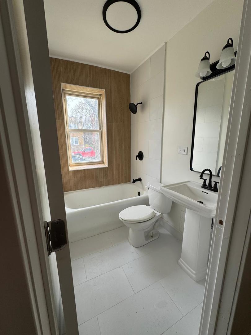 1256 N LOCKWOOD AVENUE, CHICAGO, IL 60651  Photo 8