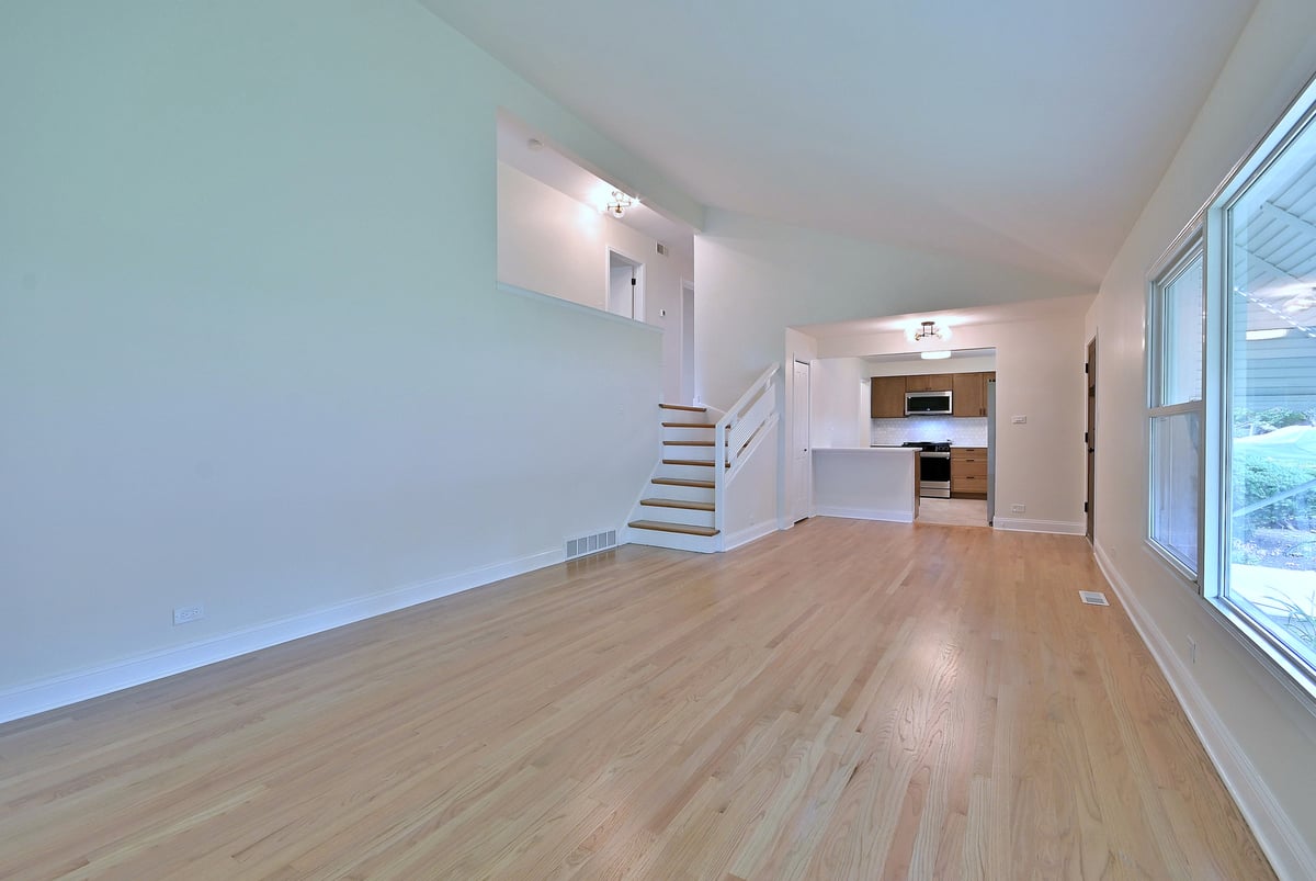 6750 N KOSTNER AVENUE, LINCOLNWOOD, IL 60712  Photo 4