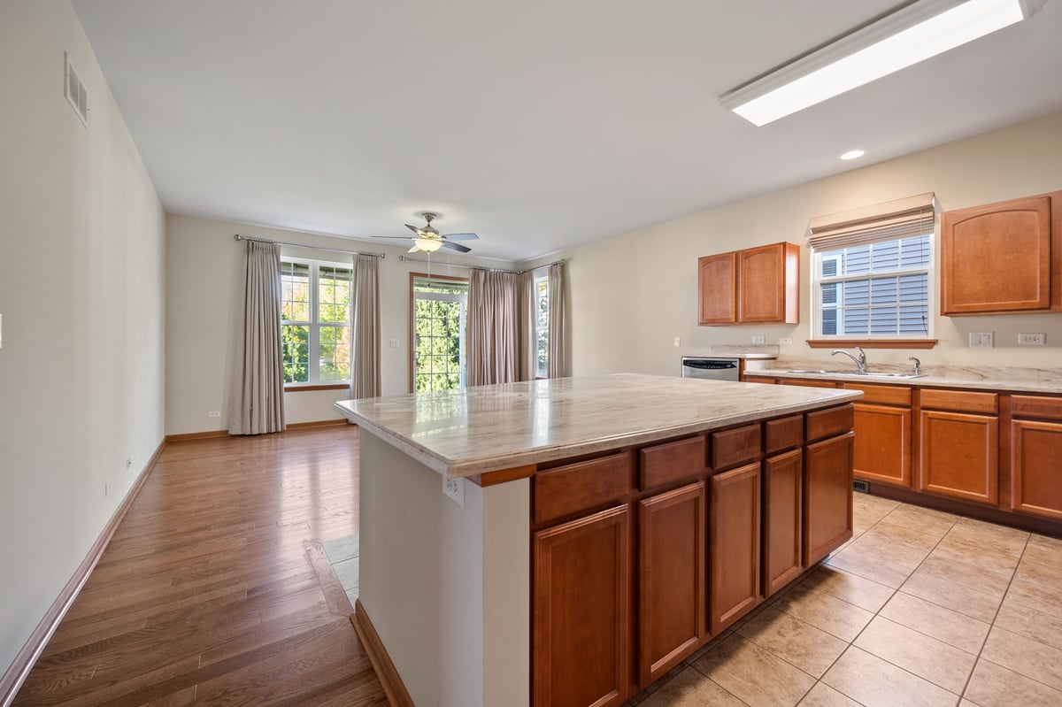 1176 HEATHROW LANE, AURORA, IL 60502  Photo 8