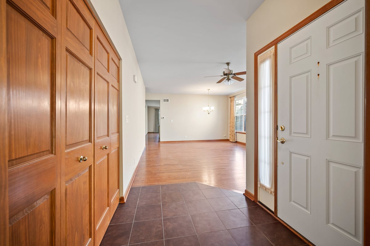 1176 HEATHROW LANE, AURORA, IL 60502  Photo 2