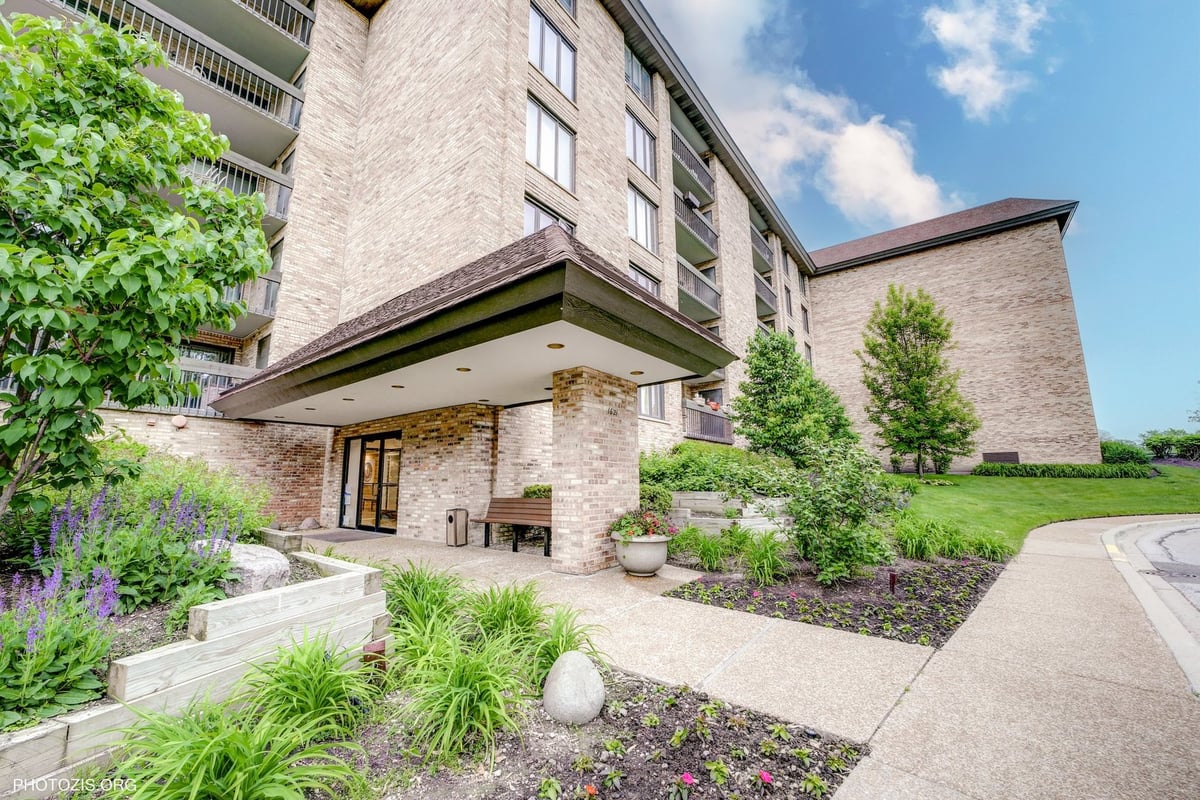 1621 Mission Hills Road #108, Northbrook, IL 60062