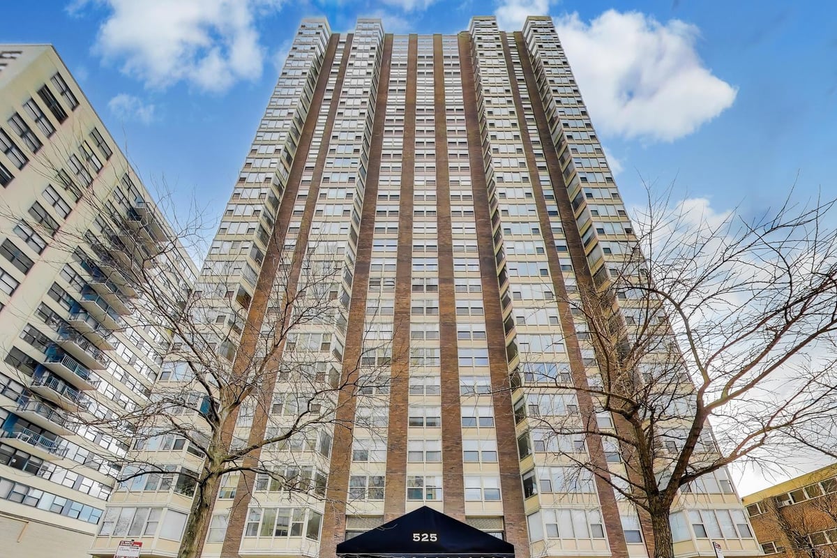 525 W HAWTHORNE Place #206, Chicago, IL 60657