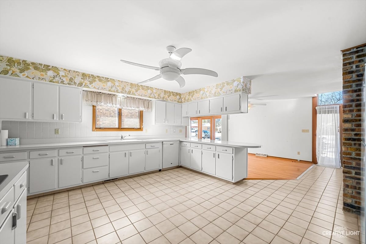 700 MCCLARAN AVENUE, AURORA, IL 60506  Photo 9