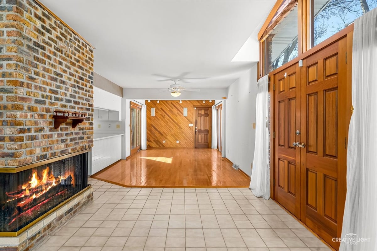 700 MCCLARAN AVENUE, AURORA, IL 60506  Photo 2