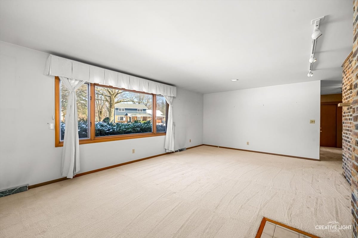 700 MCCLARAN AVENUE, AURORA, IL 60506  Photo 4