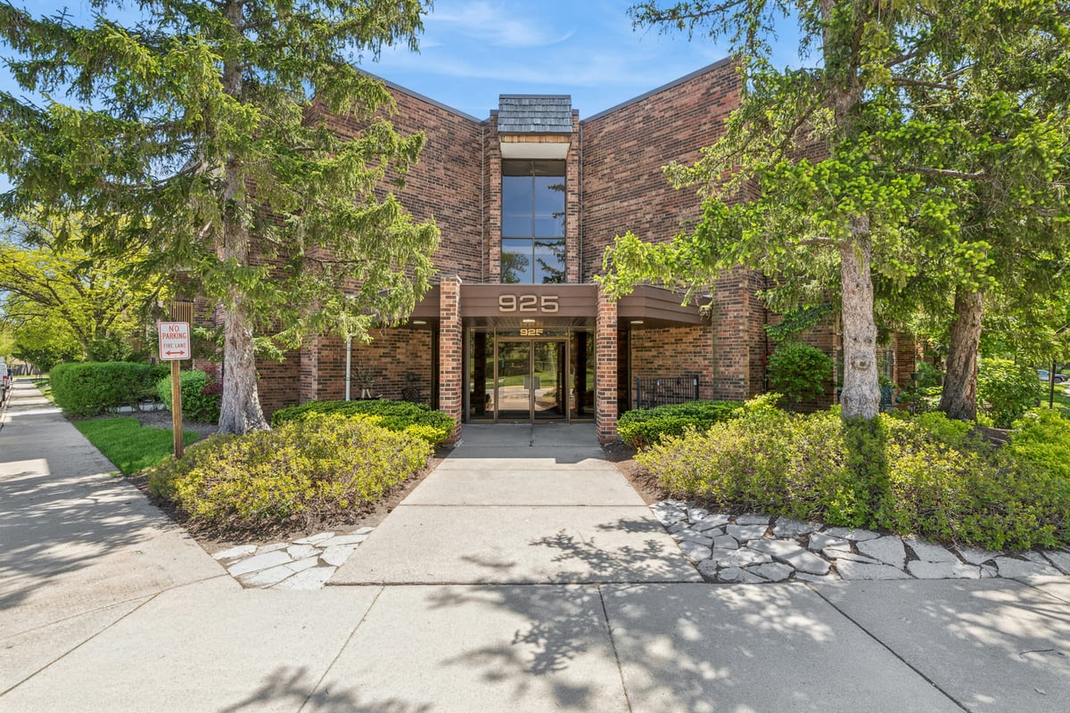 925 Spring Hill Drive #102, Northbrook, IL 60062