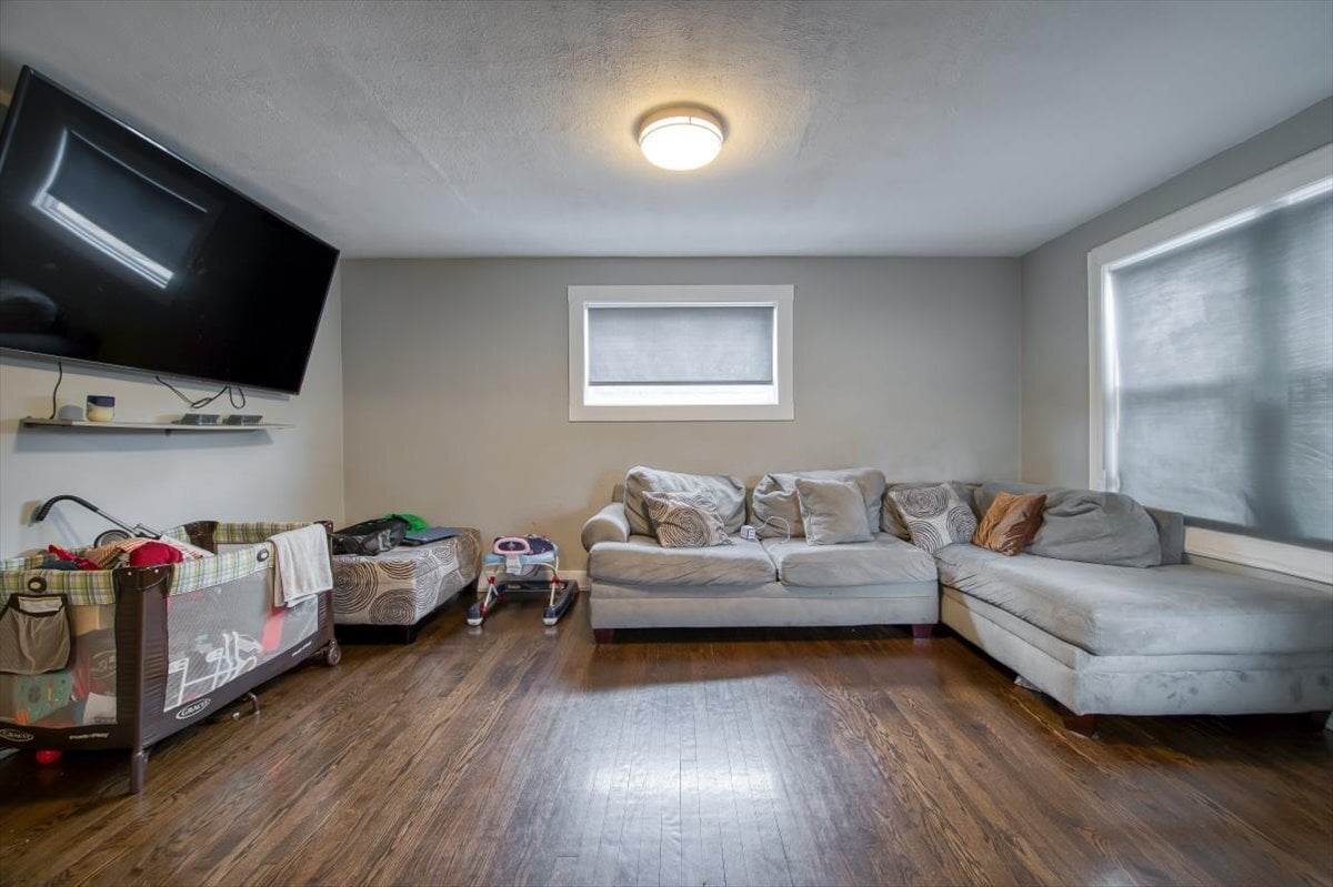 702 JACKSON STREET, AURORA, IL 60505  Photo 2