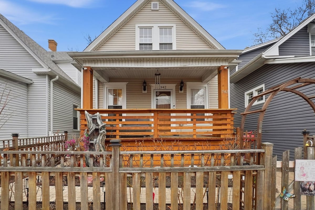 1942 W Fargo Avenue, Chicago, IL 60645