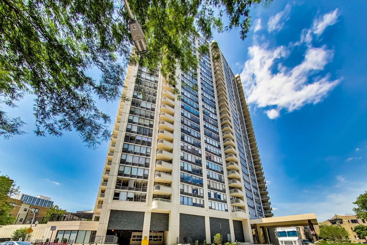 3930 N Pine Grove Avenue #1714, Chicago, IL 60613