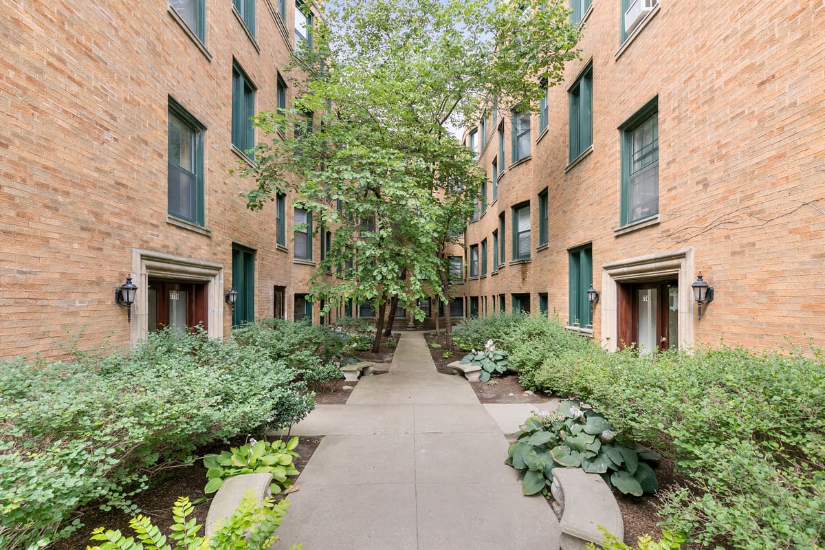 7742 N Eastlake Terrace #2W