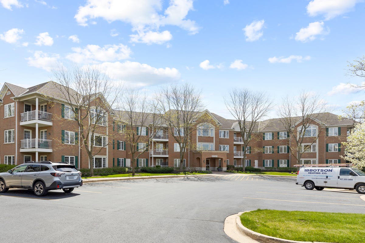 2640 Summit Drive #202, Glenview, IL 60025