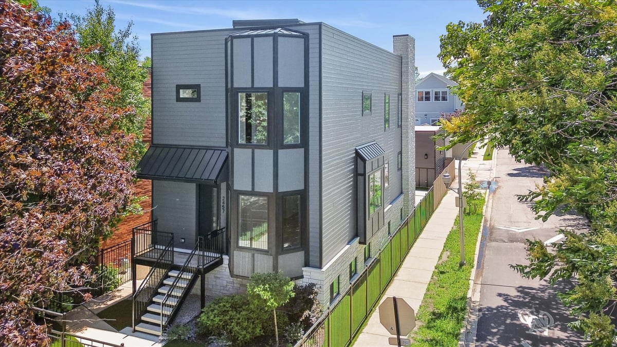 2457 W Byron Street, Chicago, IL 60618