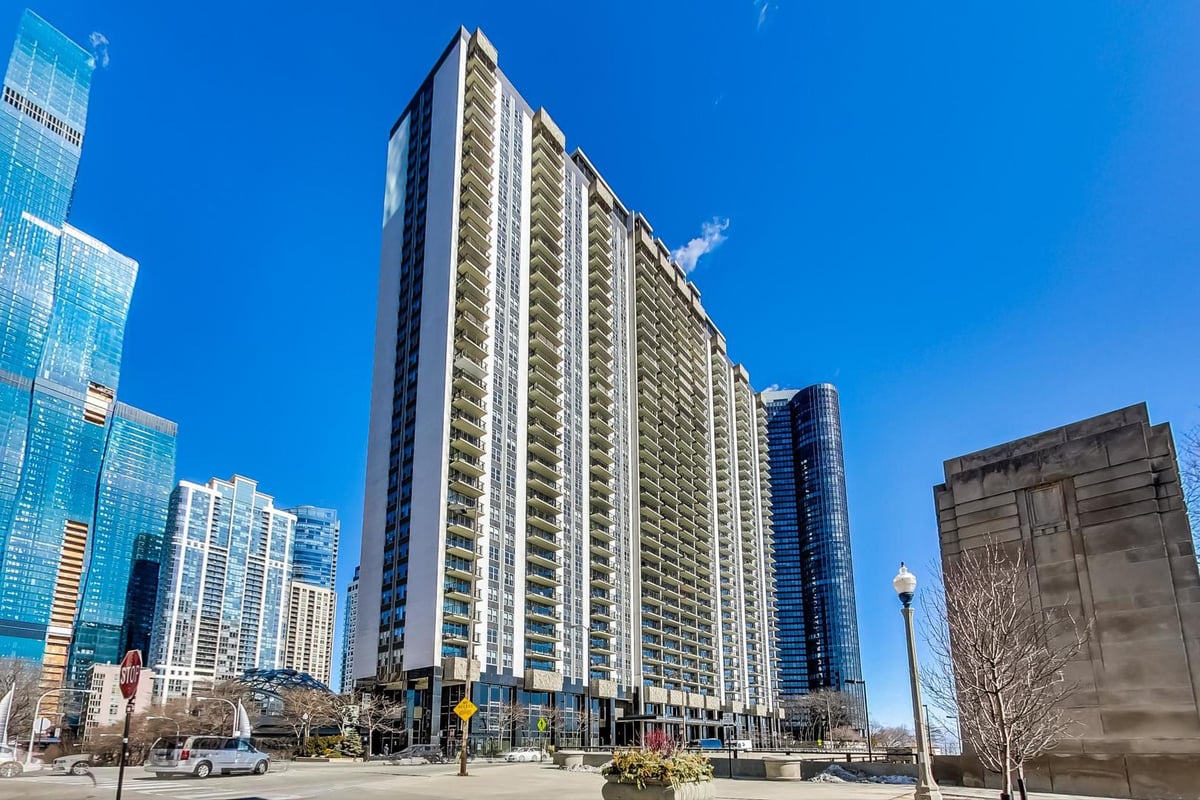 400 E RANDOLPH Street #3320