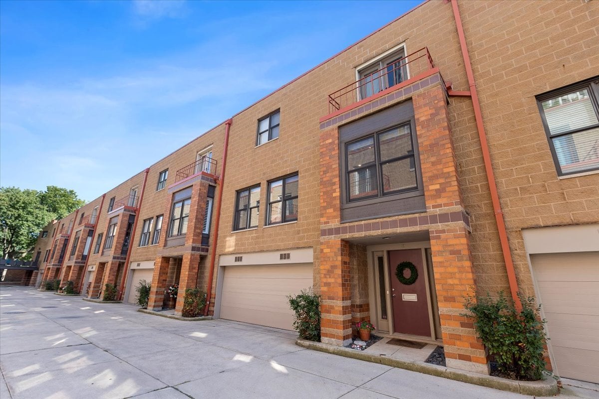 950 W Berwyn Avenue #3, Chicago, IL 60640