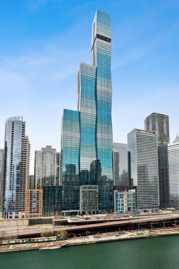 363 E Wacker Drive #2106