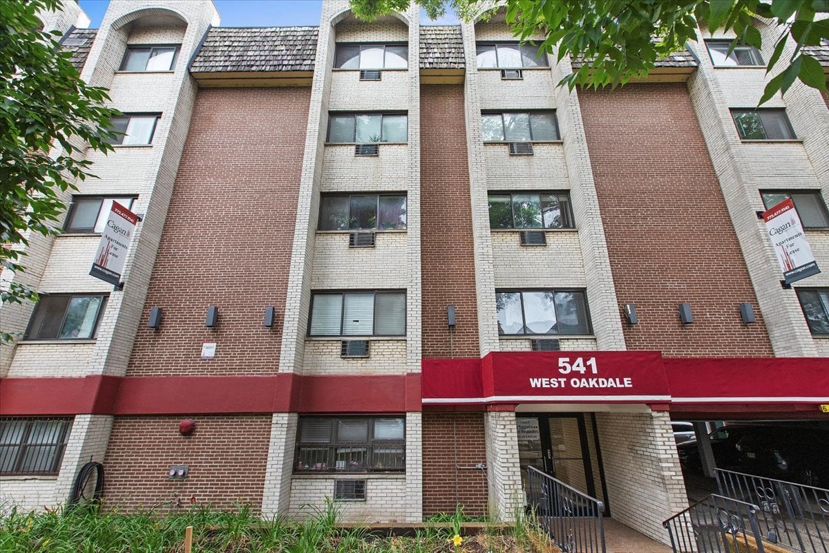 541 W OAKDALE Avenue #403
