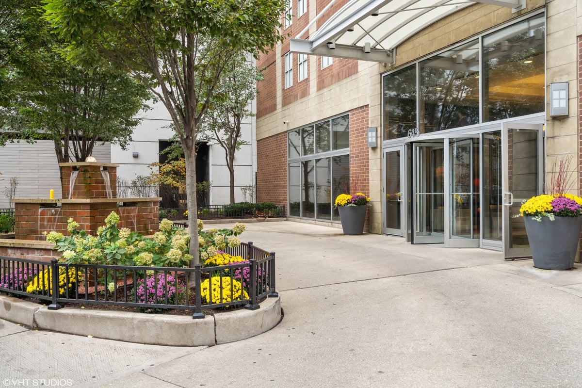 645 N KINGSBURY Street #1703