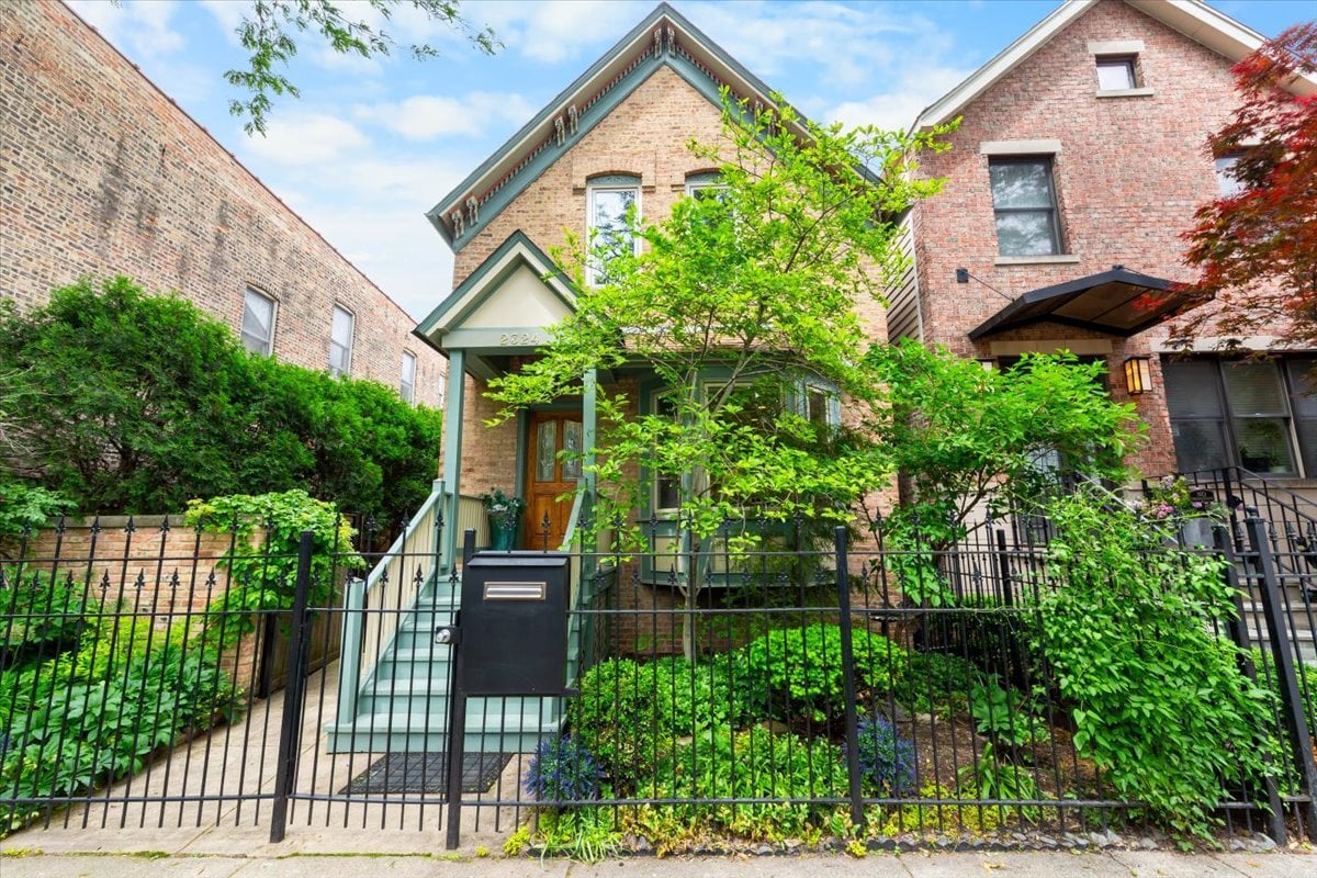 2324 W MCLEAN Avenue, Chicago, IL 60647