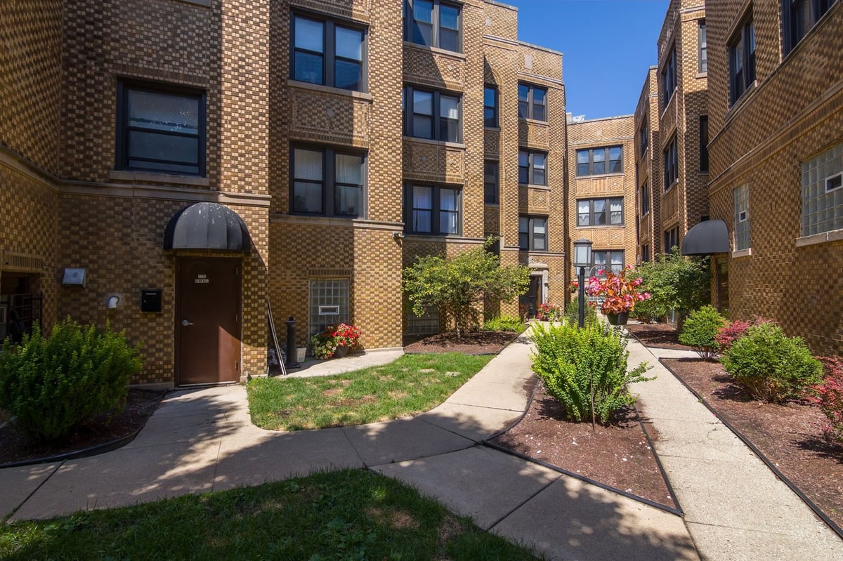 3735 N KIMBALL Avenue #1S