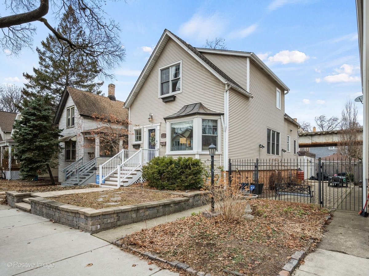 2124 W EASTWOOD Avenue, Chicago, IL 60625