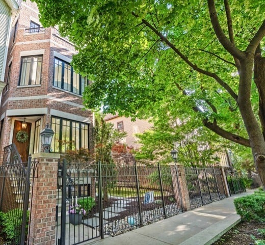 1331 W Wolfram Street, Chicago, IL 60657