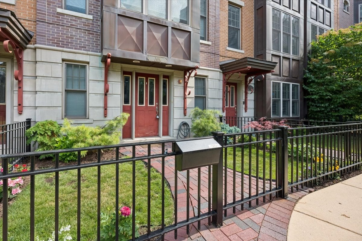 3006 W Newport Avenue, Chicago, IL 60618