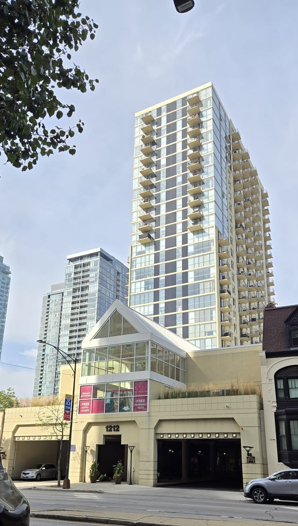 1212 N LASALLE Street #903
