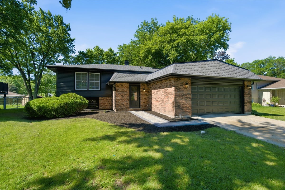 34 Berkshire Drive, Wheeling, IL 60090