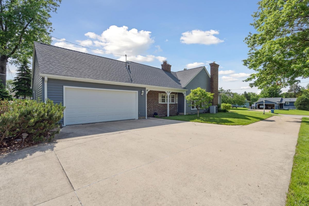 3121 W 4TH STREET, WATERLOO, IA 50701 Vine Valley Real Estate Leading You Home