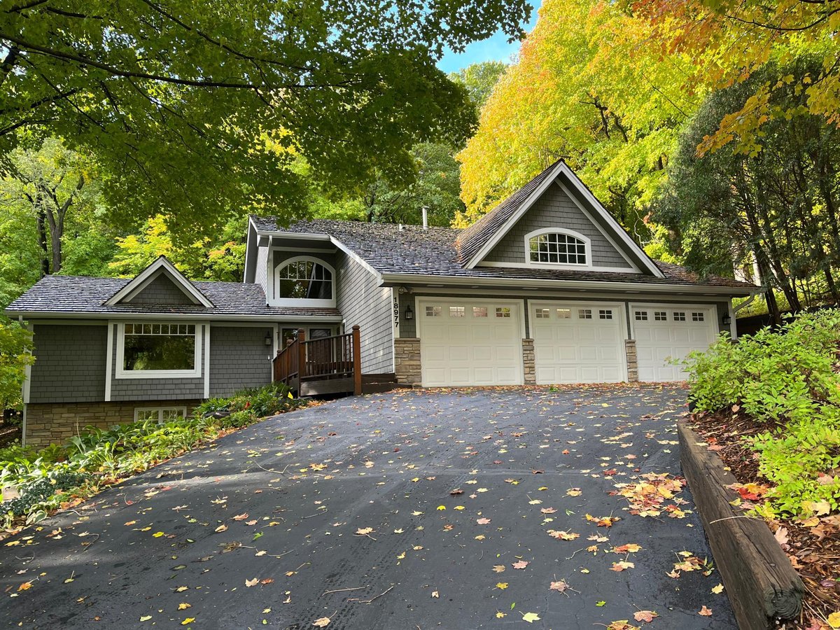 18977 Carsonwood Road, Deephaven, MN 55391