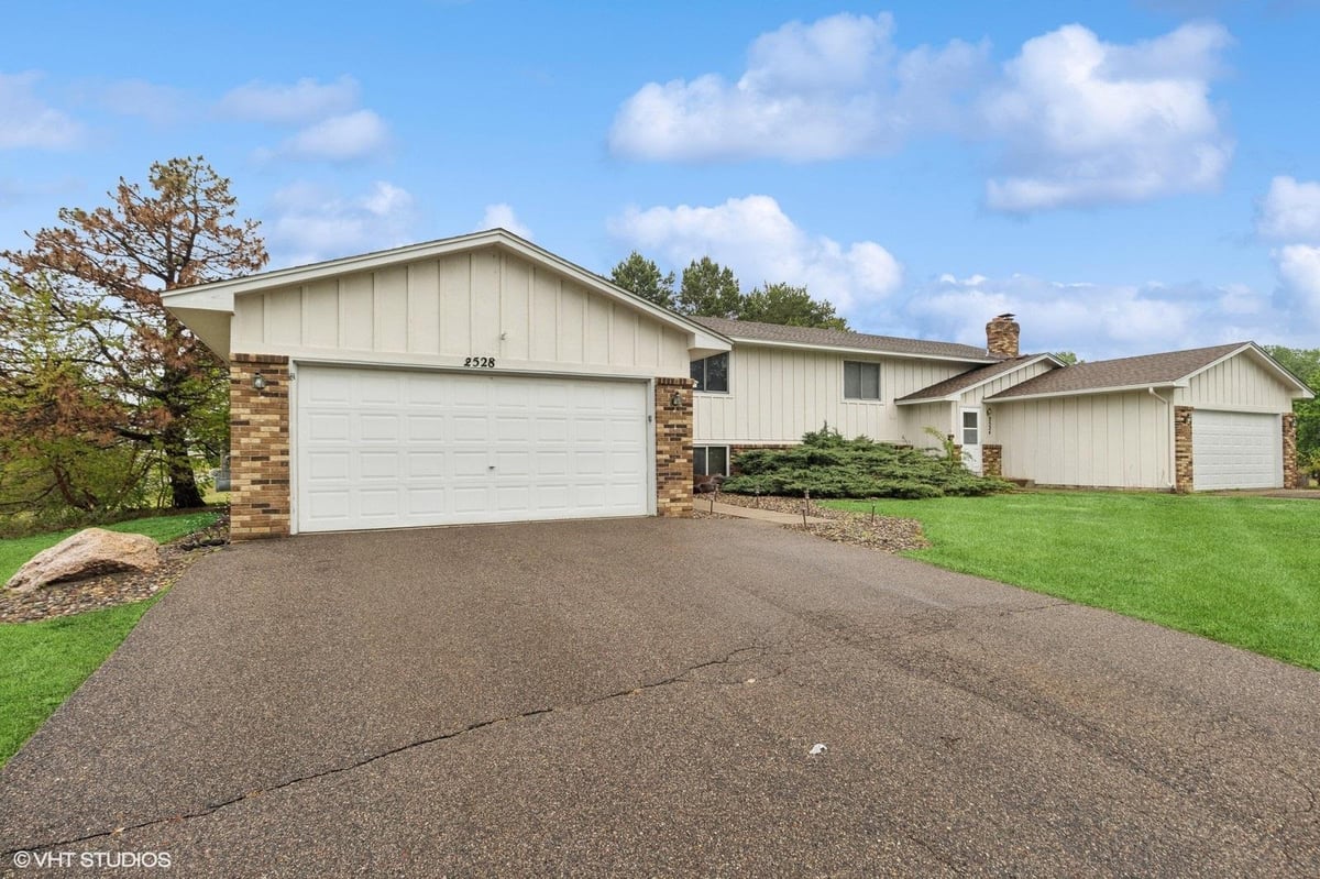 2528 Birchview Lane, Minnetonka, MN 55305