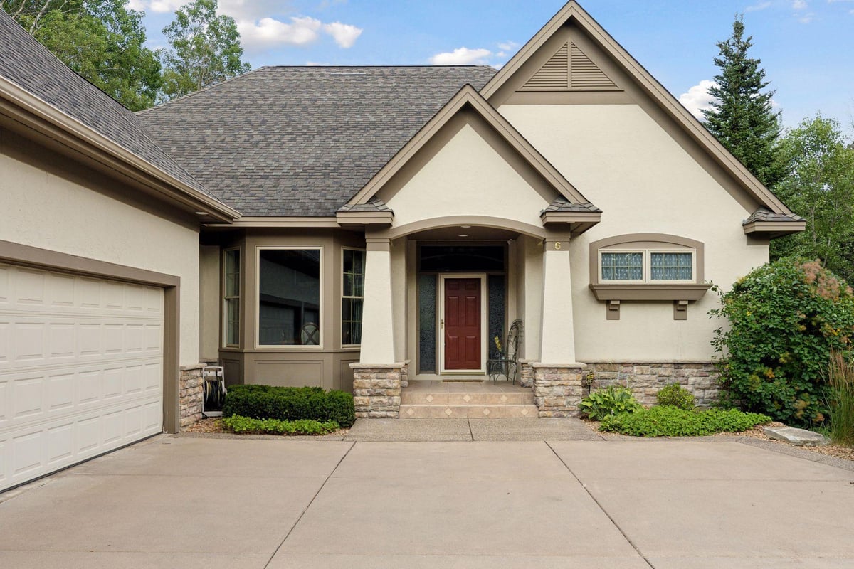 6 Pearson Place, North Oaks, MN 55127